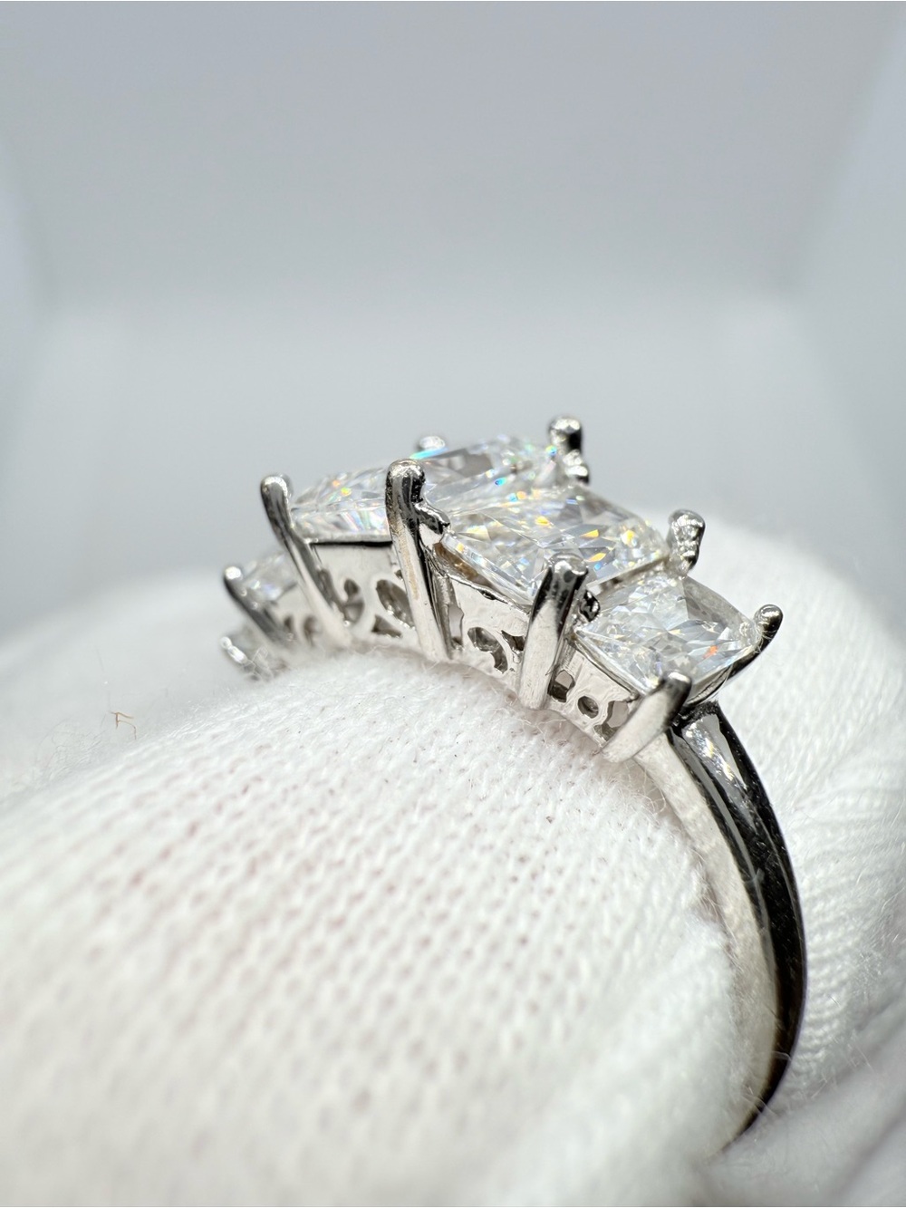 Stunning 14K White Gold 5-Stone Radiant Cut Ring - Size 6 💎 - Picture 5 of 17
